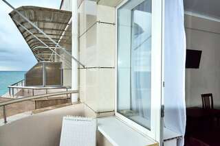 Гостиница Маяк Анапа Стандартный двухместный номер с 1 кроватью или 2 отдельными кроватями и балконом-2