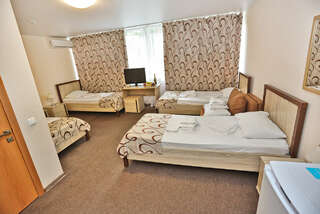 Гостиница Маяк Анапа Стандартный четырехместный номер-1